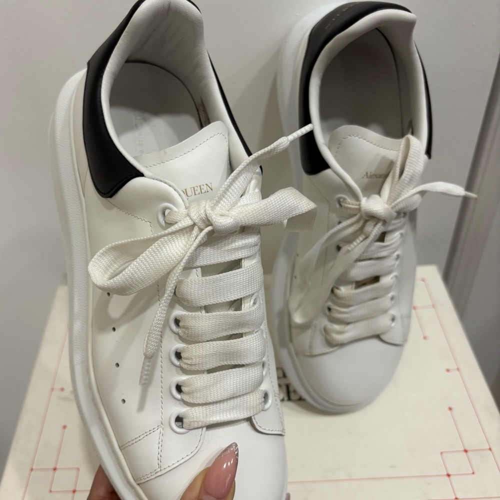 White/ Black alexander mcqueen sneakers men/women EU Sz 40.5 and US 7.5